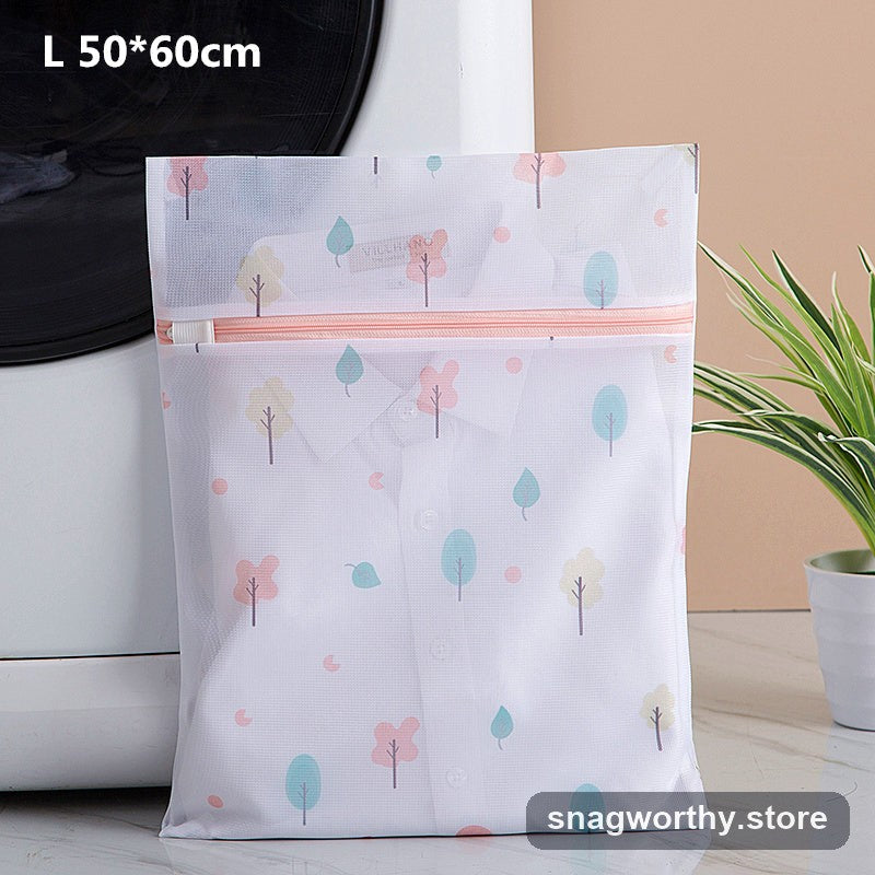 Foldable mesh laundry bag close up zip and mesh | Snagworthy.store